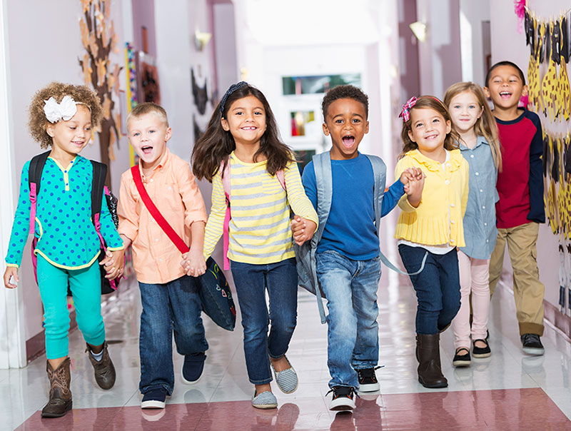 ni&ntilde;os tomados de la mano