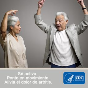 Couple dances. "Sé activo. Ponte en movimiento. Alivia el dolor de artritis."