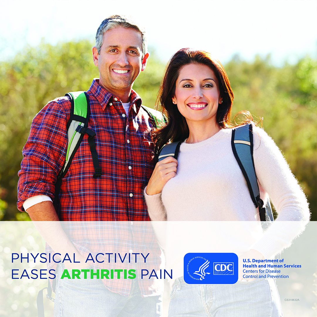 Pareja latina posando durante una caminata con texto que dice La actividad física alivia el dolor de la artritis