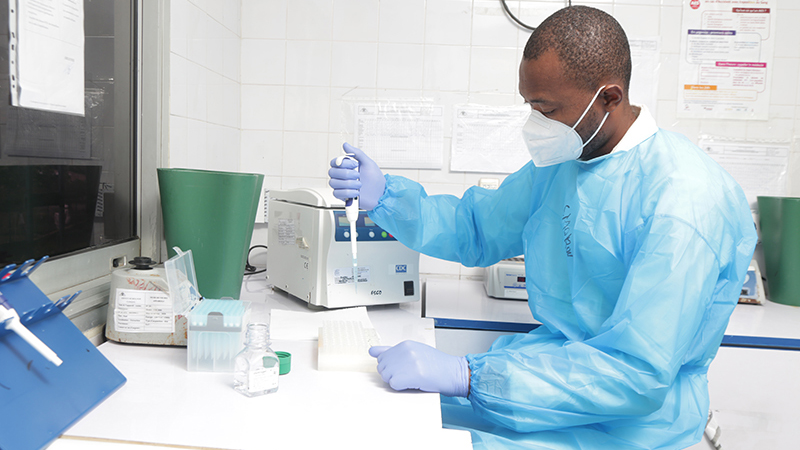 Strengthening Cameroon’s Health Systems to Prepare for COVID-19 Response_004 A man preparing the COVID-19 test kits in the lab
