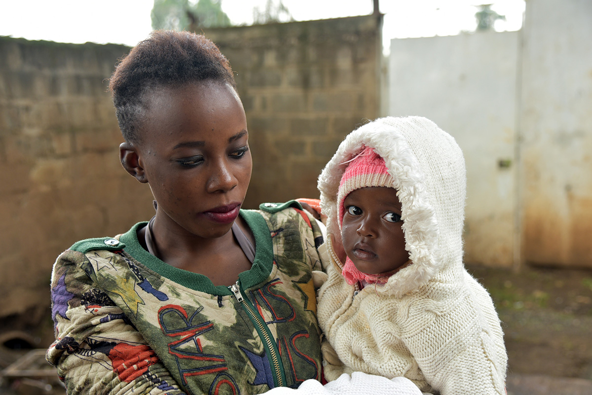 Woman with her young child in Pumwani, Kenya.