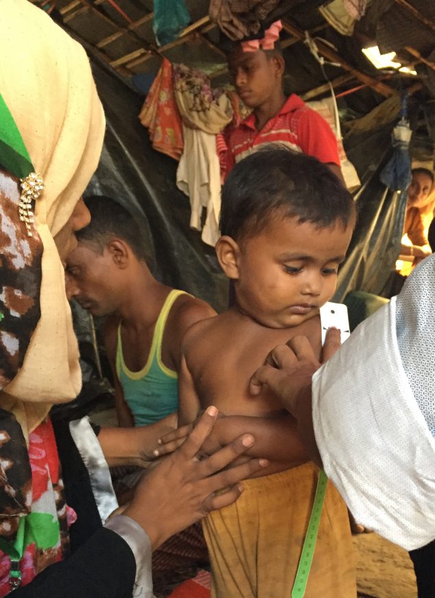 Rohingya measuring arm circumfrence