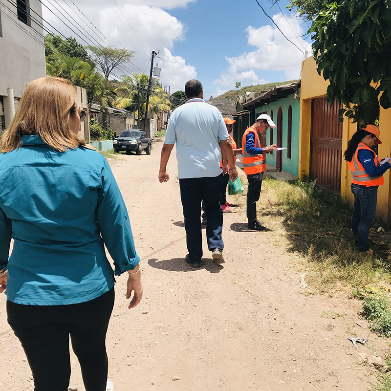 La Dra. Martínez y los voluntarios de la comunidad realizan actividades de divulgación en Juticalpa.   Fotografía de: Jahn Jaramillo