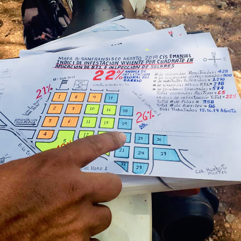 Un voluntario usa un croquis codificado por colores de una comunidad y muestra el progreso de la recopilación de datos. Fotografía de: Dra. Ofelia Martínez