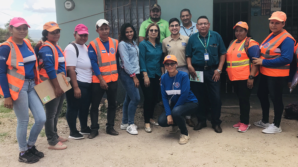 La Dra. Martínez y su equipo, junto a los voluntarios de la comunidad y Jahn Jaramillo, Pasante de CDC/Instituto de Salud Pública. Fotografía de:  Jahn Jaramillo
