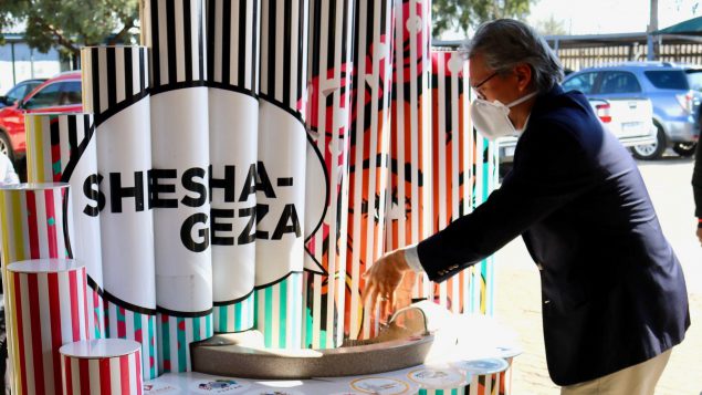 Dr. Romel Lacson, CDC South Africa Acting Country Director at the time the photo was taken, visits a Shesha Geza