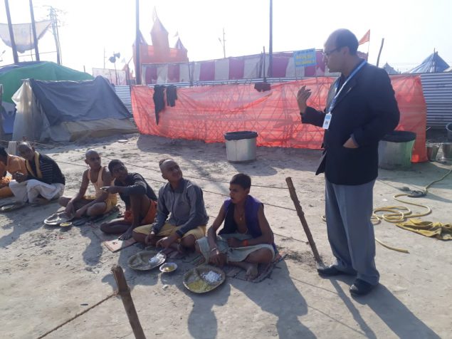 (India EIS Officer from WHO is interacting with children during a diarrheal disease outbreak investigation at Kumbh Mela.      Photo credit: Dr. Rajesh Yadav)