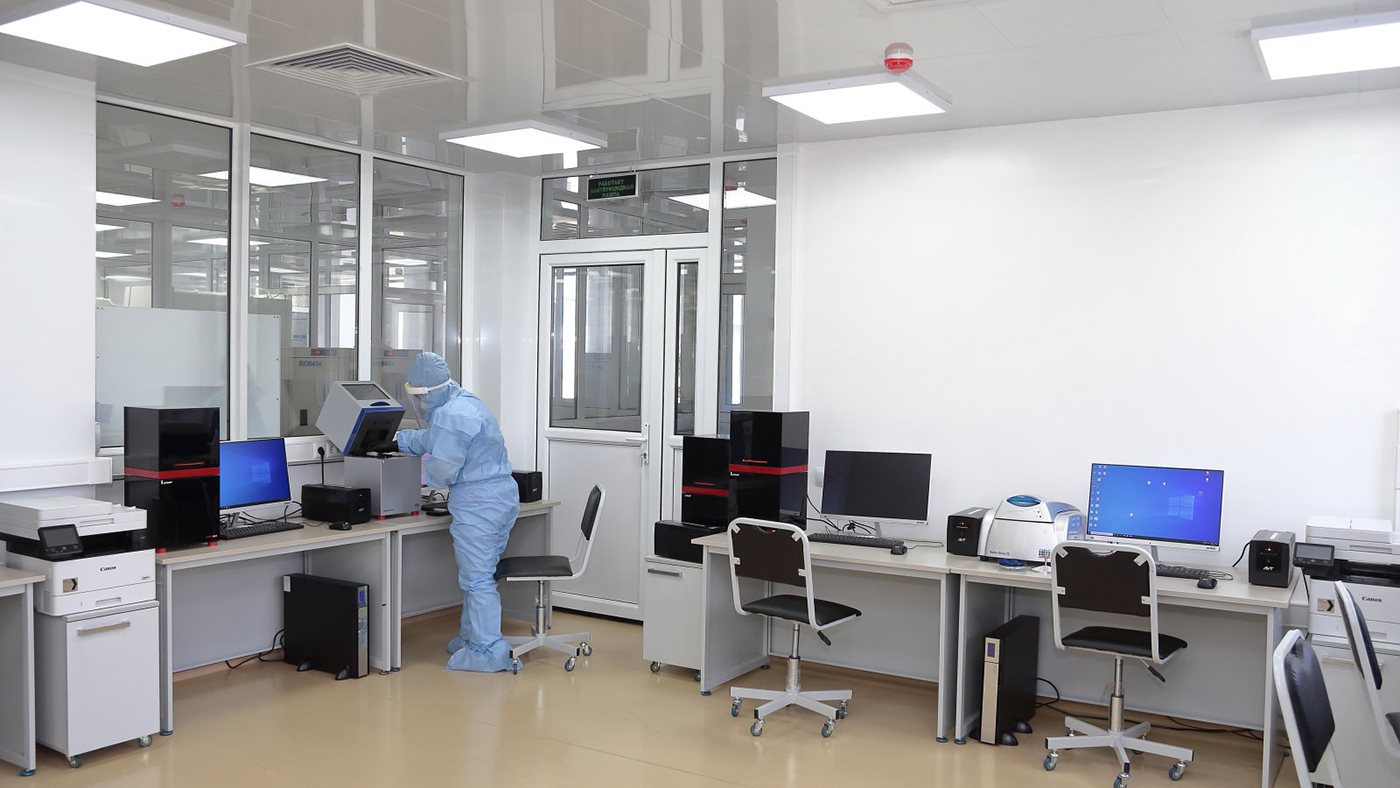 Laboratory technicians at the National Reference Laboratory for the Service for Sanitary