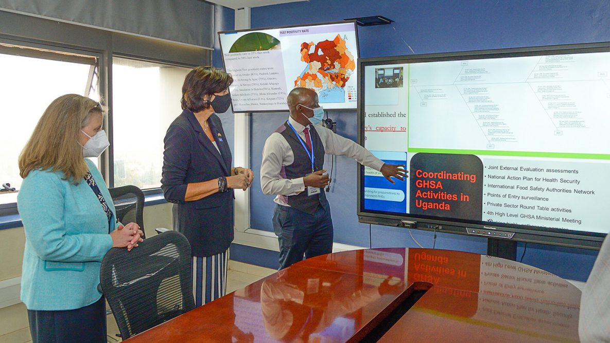 Joshua Kayiwa, briefs CDC Director Rochelle Walensky & Dr. Lisa Nelson in Uganda’s PHEOC