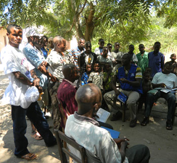 Staff from the DRC Ministry of Health sensitizes community members regarding polio and vaccination in Ankoro Zone de Santé