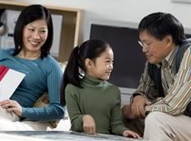 Foto de padres hablando con su hija