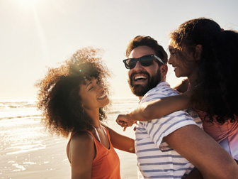 Familia con una niña en la playa