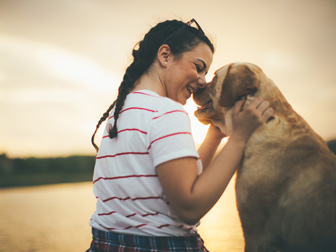 Una mujer con su perro al aire libre