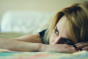 joven mujer acostada