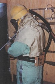 worker doing silica sand blasting