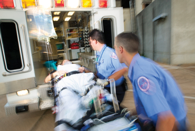 Un paciente ingresado en una ambulancia por paramédicos