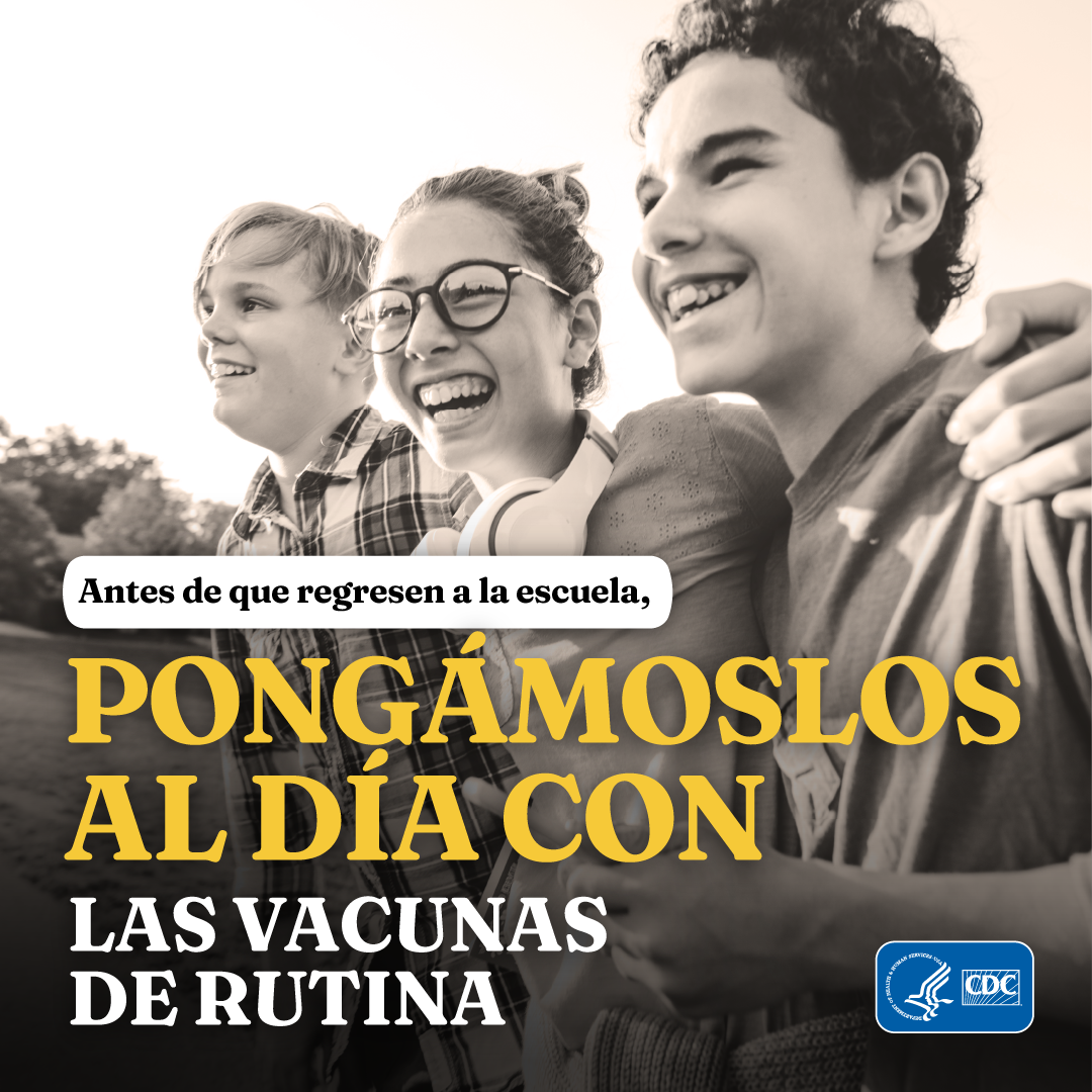 Tres jóvenes  abrazados sonriendo. Texto: Antes de que regresen a la escuela, pongámoslos al día con las vacunas de rutina.