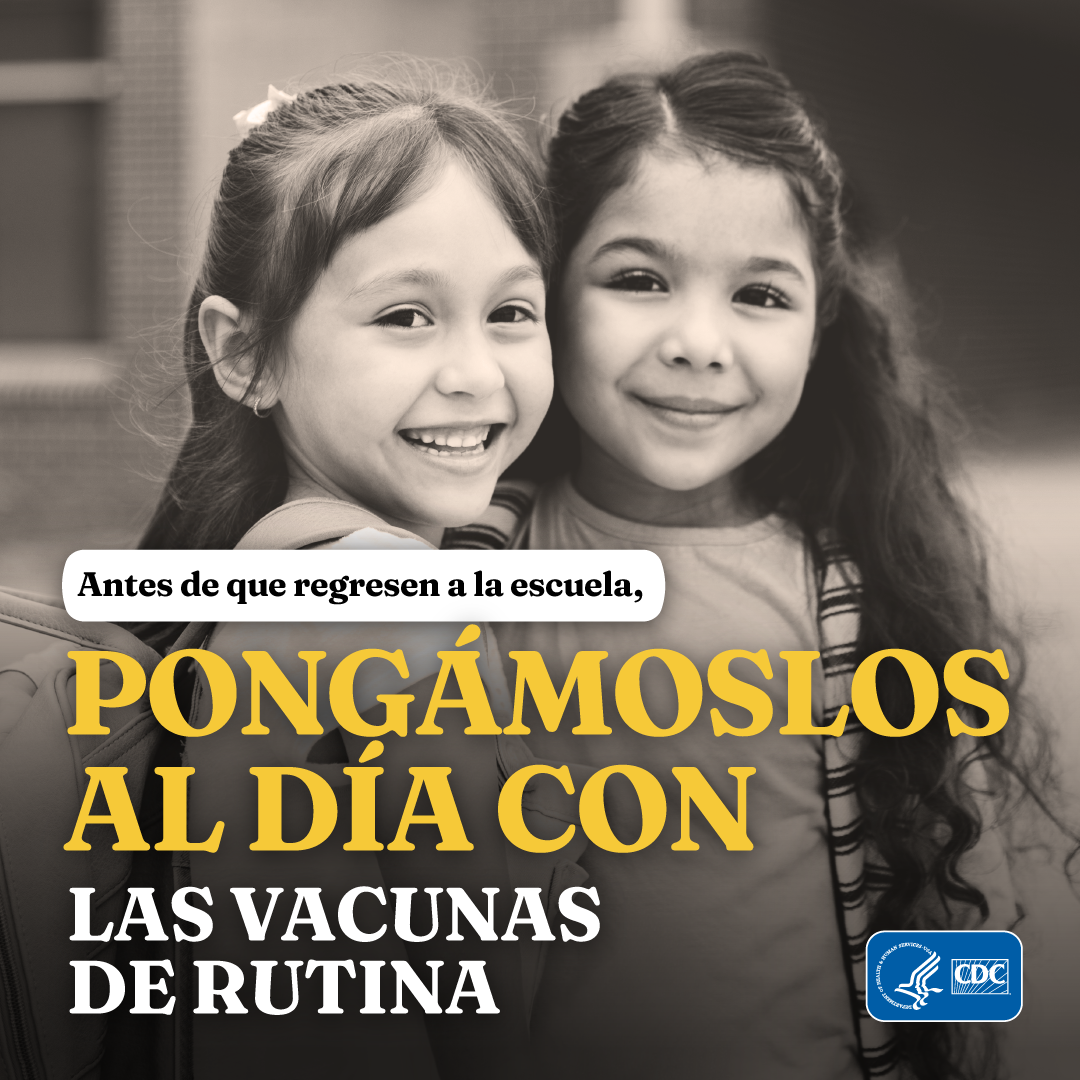 Dos niñas sonriendo. Texto: Antes de que regresen a la escuela, pongámoslos al día con las vacunas de rutina.