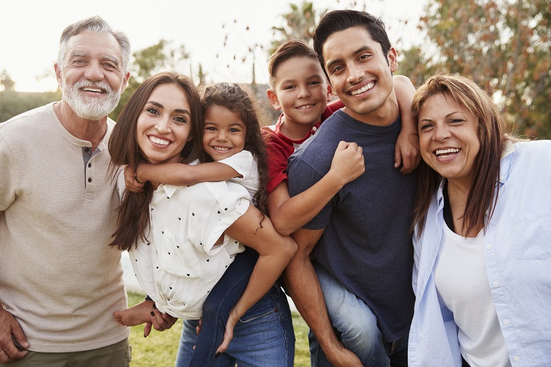 Familia hispana al aire libre